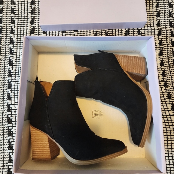 Black suede, slit ankle madden girl booties. - Picture 6 of 7